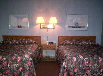 Sunflower Inn & Suites - Garden City Room photo
