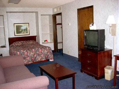 Sunflower Inn & Suites - Garden City Room photo