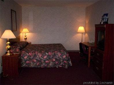 Sunflower Inn & Suites - Garden City Room photo