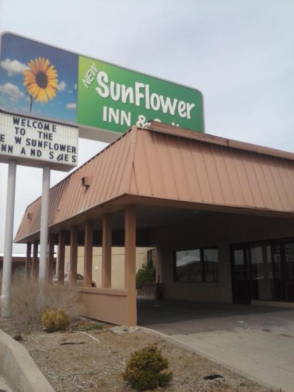Sunflower Inn & Suites - Garden City Exterior photo