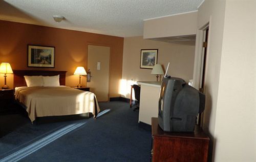 Sunflower Inn & Suites - Garden City Exterior photo