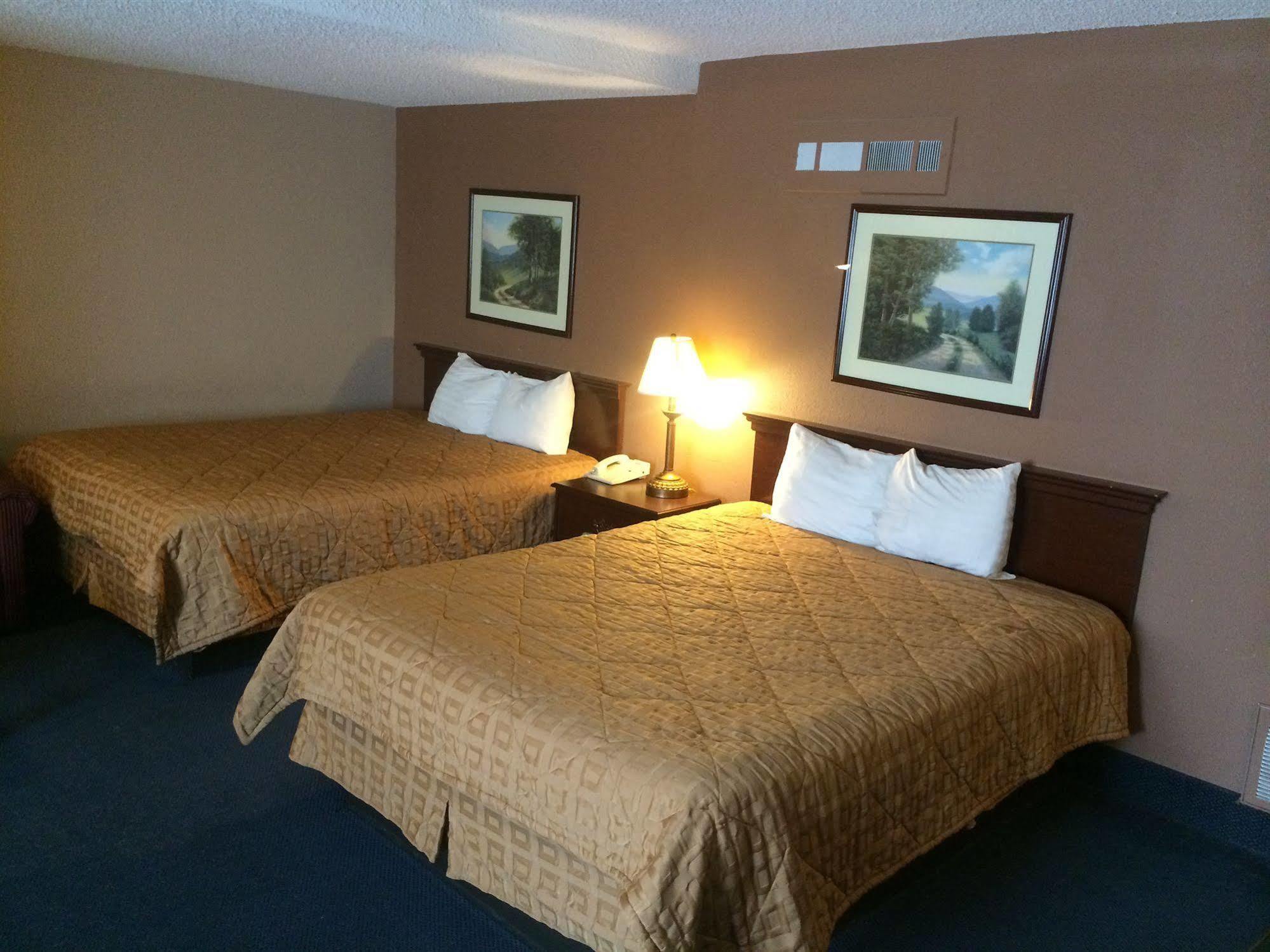 Sunflower Inn & Suites - Garden City Exterior photo